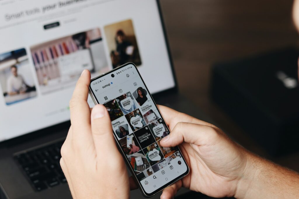 Una mano sostiene un móvil con el perfil de Instagram de un negocio