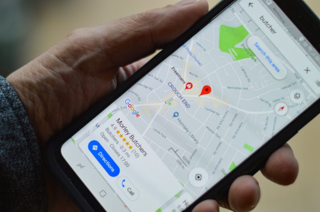 Mano sujetando un móvil con Google Maps abierto